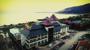 un gran edificio con techos morados junto a un aparcamiento en Ceti̇n Presti̇ge Resort, en Erdek