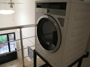 una lavadora sentada en un stand en una habitación en Silent Corner 2, en Estambul