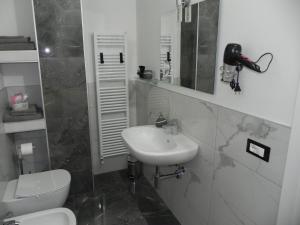 维罗纳CASA DELLA ZIA ELSA的浴室里有洗手池、马桶和镜子。 更多35张照片