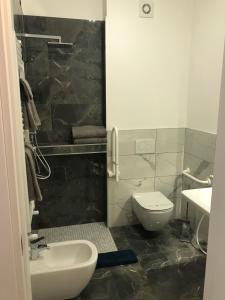 维罗纳CASA DELLA ZIA ELSA的带马桶和水槽的浴室