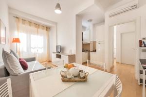 salon z kanapą i stołem w obiekcie World Wide Bed San Giovanni w Rzymie