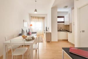 kuchnia i salon ze stołem i krzesłami w obiekcie World Wide Bed San Giovanni w Rzymie