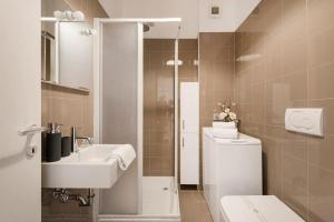 łazienka z toaletą i umywalką w obiekcie World Wide Bed San Giovanni w Rzymie +15 zdjęć