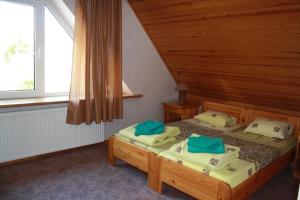 um quarto com 2 camas individuais num camarote em Zīriņi em Kolka