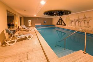 a large swimming pool in a hotel room at Hotel Luisen Mühle in Mengeringhausen