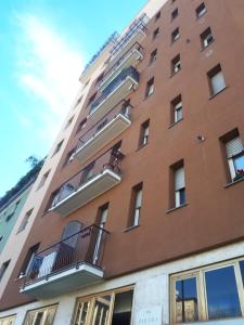Un edificio con balcones a los lados. en Valassina milano apartment, en Milán