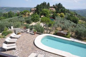 The swimming pool at or close to Agriturismo La Villa Romita