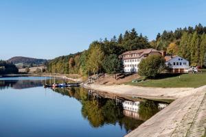 einen Fluss mit Häusern an der Seite in der Unterkunft Riverdam in Ilmenau