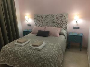 アンテケラにあるAp. Palacete Marqués d la Vegaのベッドルーム1室(大型ベッド1台、ナイトスタンド2台付)