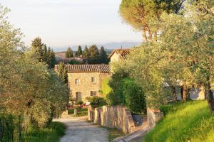 a road leading to a house in a village at Agriturismo La Villa Romita in Tavarnelle in Val di Pesa