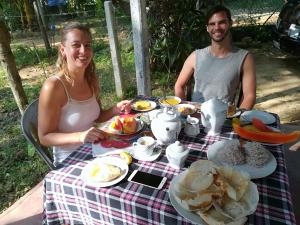 een man en een vrouw aan een tafel met eten bij Star beach hotel in Tangalle