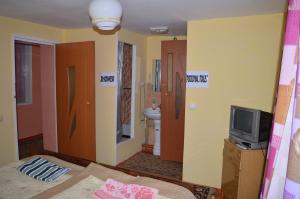 Μια τηλεόραση ή/και κέντρο ψυχαγωγίας στο Guest House on Derbisheva +27 φωτογραφίες