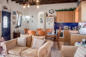 cocina y sala de estar con sofá y mesa en Villa Valentino, en Gavrion