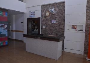 un bancone in una stanza con un orologio su una parete di MPT Tourist Motel, Dodi a Dodi