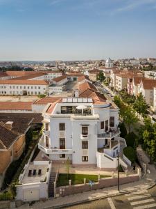 een luchtzicht op een wit gebouw in een stad bij Penedo da Saudade Suites & Hostel in Coimbra