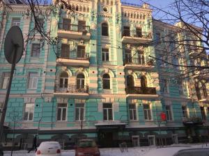キーウにあるLuxury apartments in the center of old Kievの青白の高層ビル