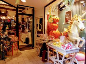 a store with a fake horse on the window at Gate House Lodge in Dinan