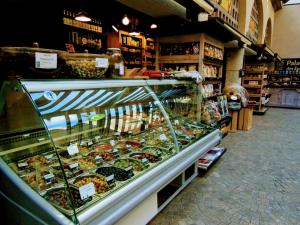 una vitrina en una tienda llena de pasteles en Gate House Lodge, en Dinan 37 fotos más