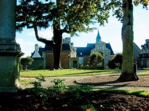 a large building with a tree in front of it at Gate House Lodge in Dinan