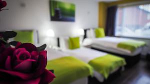 um quarto de hotel com duas camas e uma rosa vermelha em Ur City Pad - 4 bedrooms - 4 bathrooms - Somerset House em Birmingham