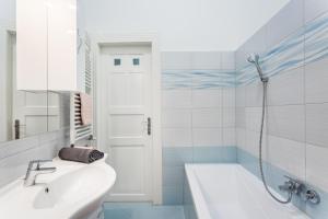 A bathroom at BpR Turquoise Simplicity Apartment