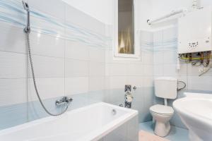 A bathroom at BpR Turquoise Simplicity Apartment