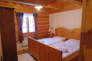 Un pat sau paturi într-o cameră la Roubenka U Milánka
