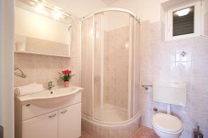 W łazience znajduje się prysznic, toaleta i umywalka. w obiekcie Guest house Burin w mieście Mlini