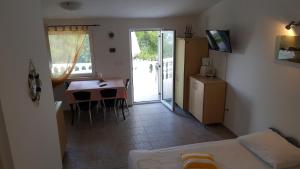 TV a/nebo společenská místnost v ubytování Apartment Viktor
