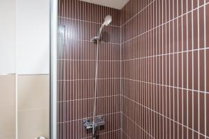 W łazience znajduje się prysznic z czerwonymi kafelkami. w obiekcie MABB-Quiet Apt With Private Patio Walking Distance To Downtown w Maladze +24 zdjęcia