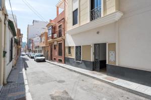 ulica z budynkami i samochód zaparkowany na ulicy w obiekcie MABB-Quiet Apt With Private Patio Walking Distance To Downtown w Maladze