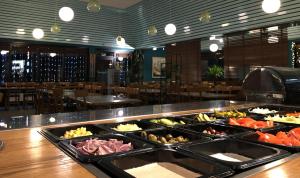 una linea a buffet con molti tipi diversi di cibo di Värdshuset Glada Hudik a Hudiksvall