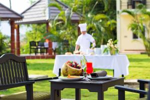 Makanan di atau berdekatan hotel