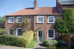 a red brick house with a red roof at 1 Hope Cottage in Spilsby
