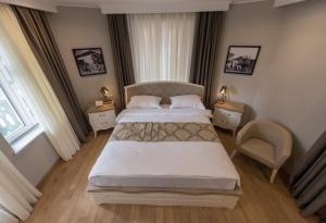 Postel nebo postele na pokoji v ubytování Hotel Khokhobi Old Tbilisi