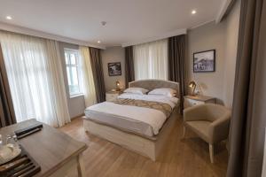 Postel nebo postele na pokoji v ubytování Hotel Khokhobi Old Tbilisi