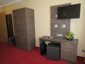 TV a/nebo společenská místnost v ubytování ates Hotel Lampertheim by AURUM