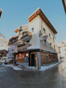 ein großes Gebäude an der Straßenseite in der Unterkunft Dorfplatzl in Ischgl