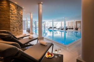 Bazén v ubytování Hotel Exquisit nebo v jeho okolí