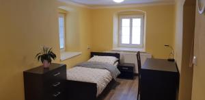 リーマジョフにあるChata Na Kovárněのベッドルーム1室(ベッド2台、ドレッサー、窓付)