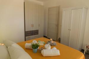 Una habitación con una mesa con toallas y velas. en MareinSicilia Dammusa Residence, en Scicli