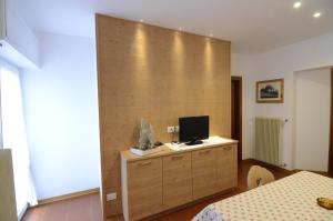 a bedroom with a tv on a wooden wall at Continental 102 - 4 beds in San Vito di Cadore