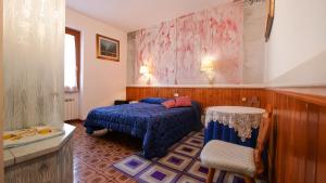 ein Schlafzimmer mit einem Bett und einem Waschbecken darin in der Unterkunft Hotel Ristorante La Nuova Fattoria in Carsoli