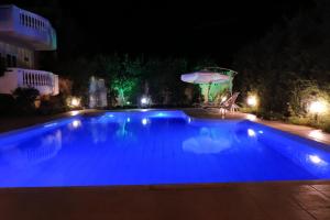 Bazén v ubytování Golden Rose Suites nebo v jeho okolí