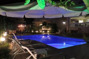 Bazén v ubytování Golden Rose Suites nebo v jeho okolí