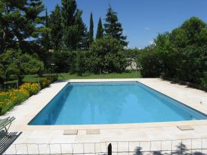 - une piscine dans un jardin planté d'arbres et de fleurs dans l'établissement Clos Sainte-Garde, à Saint-Didier