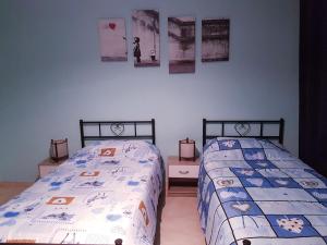 Duas camas sentadas uma ao lado da outra num quarto em Casa degli Orti em Bra