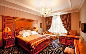 Un dormitorio con una cama grande y una lámpara de araña. en Shah Palace Luxury Museum Hotel, en Baku