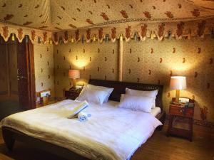 Postel nebo postele na pokoji v ubytování Pushkar Vela Resort