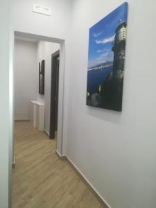zdjęcie latarni morskiej na ścianie w pokoju w obiekcie Guesthouse Ughetti 21 w Katanii